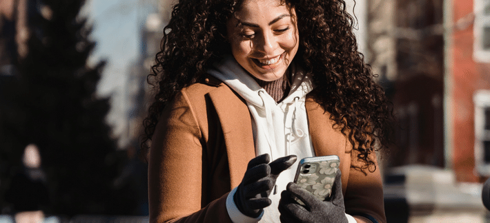 Uma pessoa feliz usando um aplicativo de diabetes para contagem de carboidratos